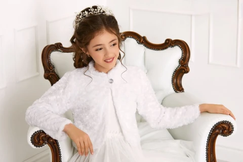 Białe wdzianko komunijne futerko