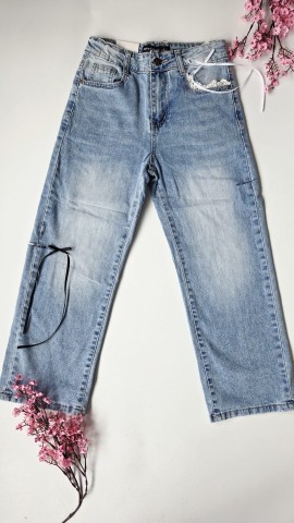 Błękitne jeansy dla dziewczynki z szeroką nogawką i rozcięciami